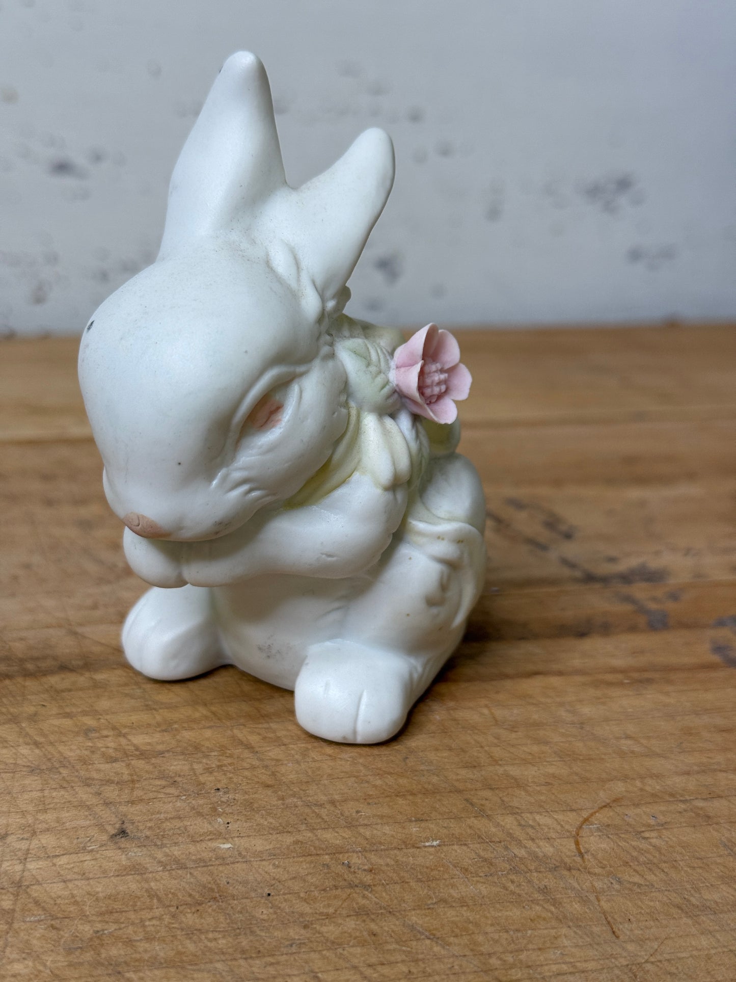 Vintage Made in Taiwan Porcelain Bunny Figurine (A2)