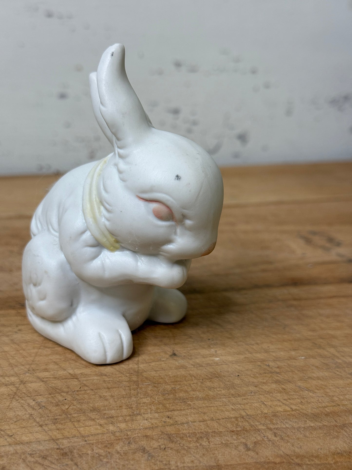 Vintage Made in Taiwan Porcelain Bunny Figurine (A2)